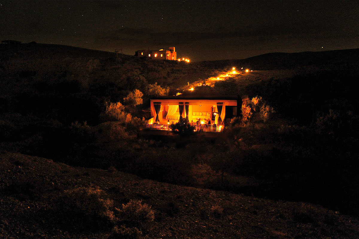 Espaces intérieurs et extérieurs de tentes exclusives avec vue sur la montagne de l'Atlas et le désert de Marrakech la nuit - La Pause, Maroc