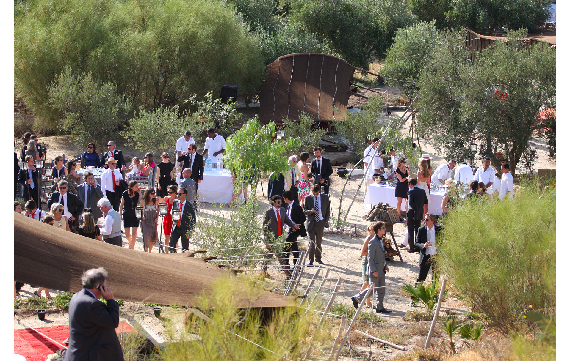 Restauration et invités lors d'un mariage privé dans le camp de luxe dans le désert de Marrakech - La Pause, Maroc