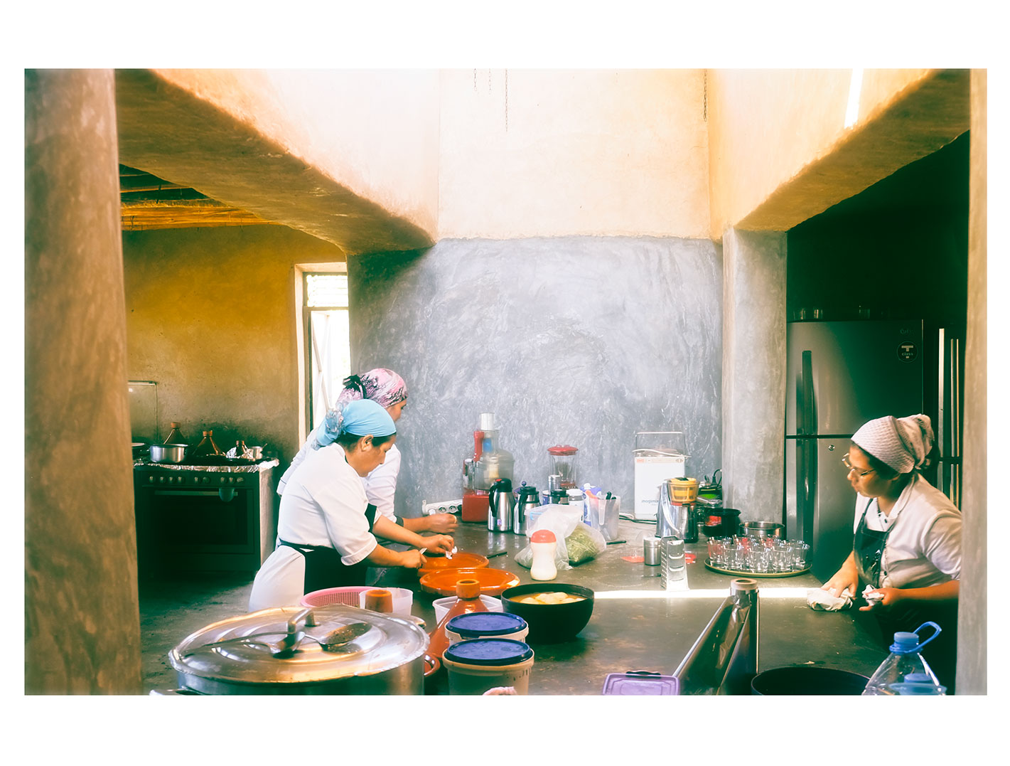Kitchen staff making genuine Moroccan dishes for guests at a Marrakesh luxury desert camp – La Pause Morocco.