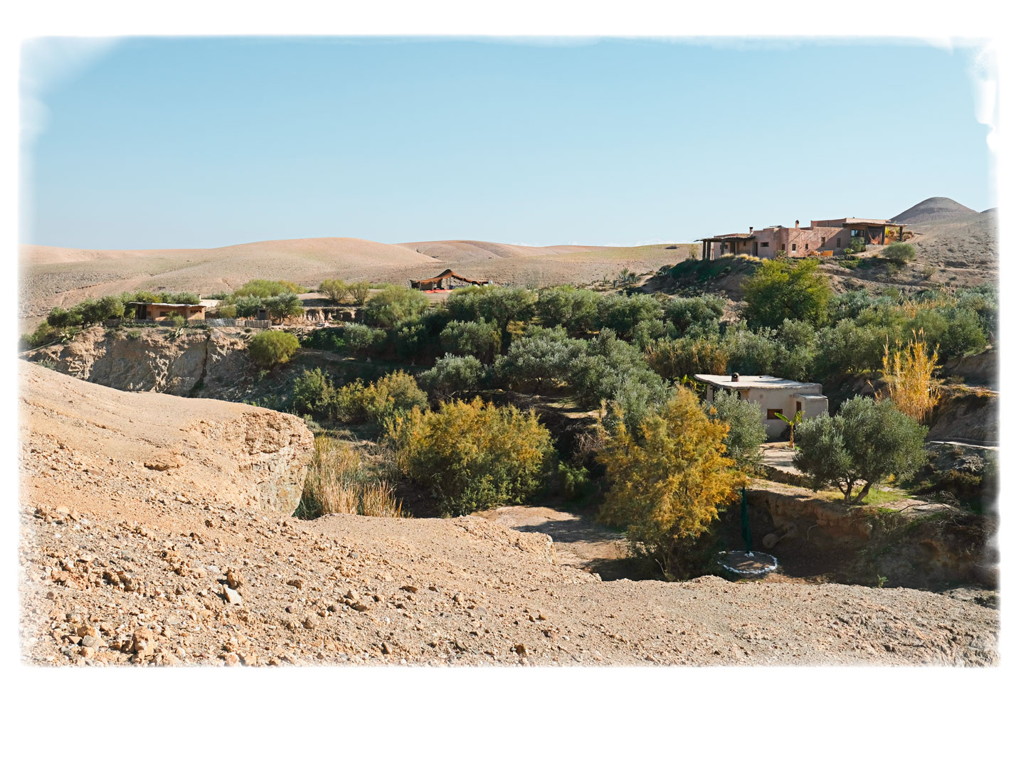 Vue sur le désert de Marrakech et les montagnes de l'Atlas lors d'une journée ensoleillée - La Pause, Maroc