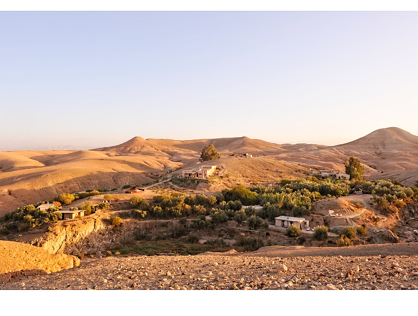 Vue sur le désert de Marrakech et les montagnes de l'Atlas - La Pause, Maroc.