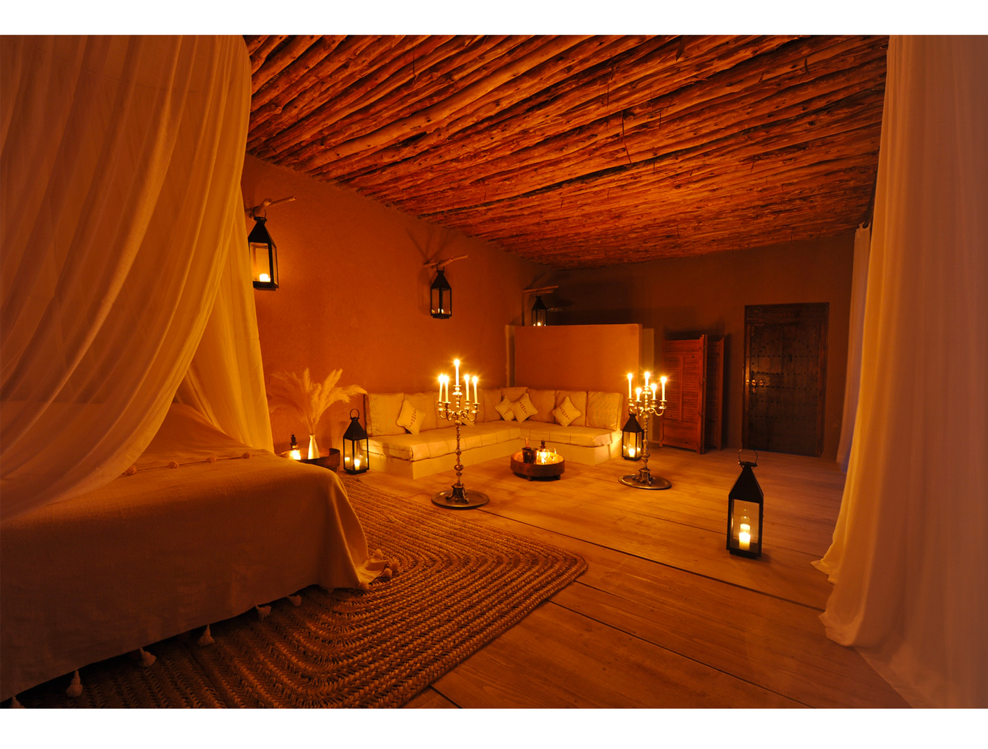 Grande chambre aux chandelles dans un lodge dans le désert de Marrakech - La Pause Maroc